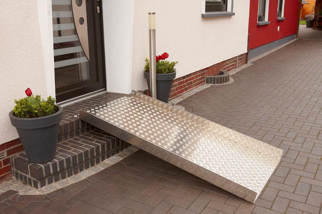 Rollstuhlrampen mit Förderhinweis in Hamburg